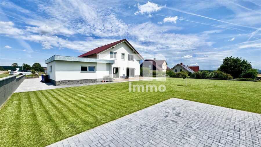 Exklusiver Neubautraum mit Premium-Ausstattung, großer Terrasse und Doppelgarage - Großer Gartenbereich / Freisitz 2